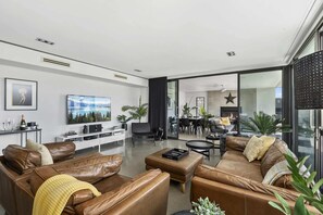 TV, fireplace, DVD player, offices - The Sinatra Holiday House in Mulwala - great for 10 singles! (Mulwala)