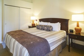Room - Kauai Kailani Oceanfront 2 bed condo w A/C! 3rd Floor, elevator, parking space. (Kapaa)