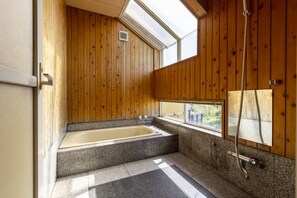 Cottage Keluarga | Kamar mandi | Perlengkapan mandi gratis, pengering rambut, sandal, dan kloset