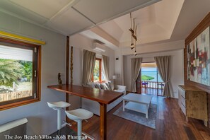 Villa Exclusive, 1 très grand lit et 1 canapé-lit, vue mer, en front de plage | 1 chambre, literie de qualité supérieure