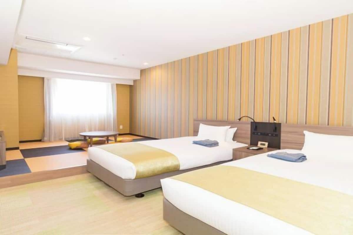 Premium bedding, down comforters, in-room safe, blackout drapes