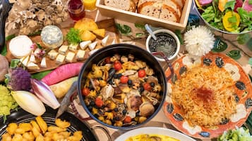 Une variété de plats, notamment des fruits de mer, du pain et des salades, sont disposés sur une table.