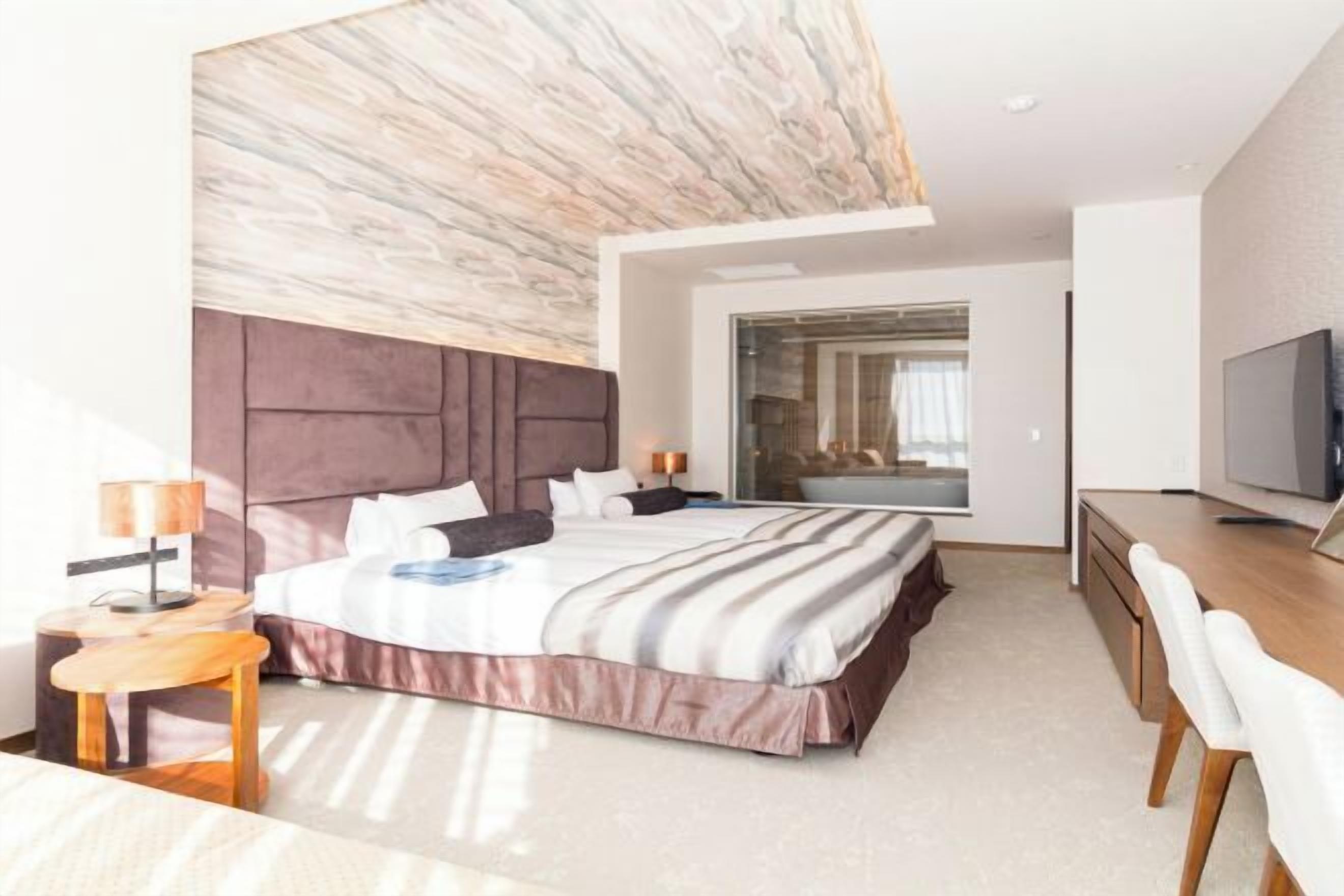 Luxe beddengoed, donsdekens, een kluis op de kamer