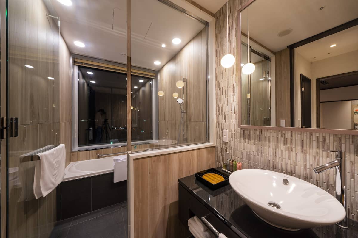 royal suite, non smoking (housekeeping once every 3 days) | bathroom | free toiletries, hair dryer, slippers, bidet