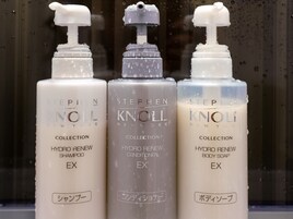 Tres botellas de champú, acondicionador y jabón de baño de la colección Stephen Knox New York.
