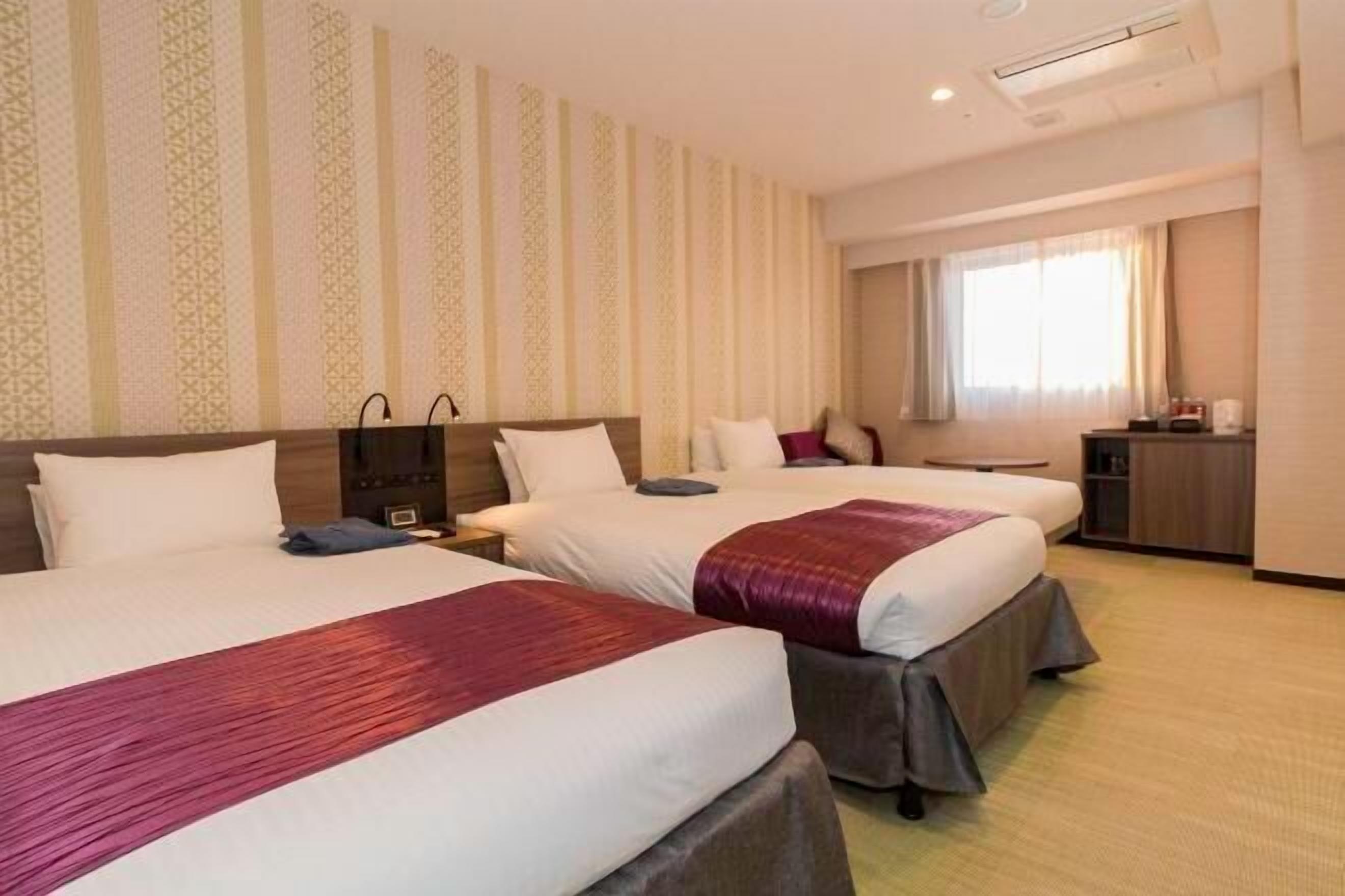 Premium bedding, down comforters, in-room safe, blackout drapes