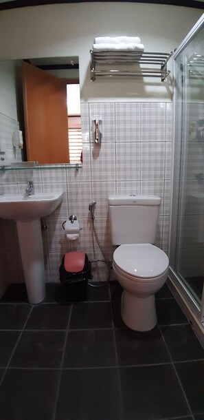 Bruser, gratis toiletartikler, badekåber, hjemmesko