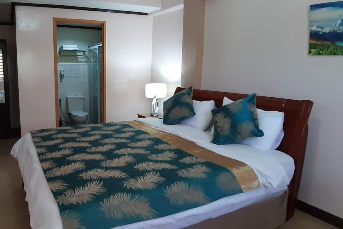 Habitación, 1 cama King size | Espacio para trabajar con laptop, cortinas blackout y insonorización