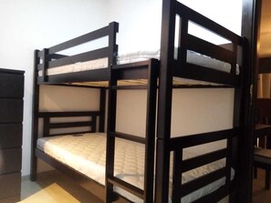 2 chambres, coffres-forts dans les chambres, fer et planche à repasser