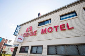 Front of property - A & A Lodge Motel Emerald (Emerald)