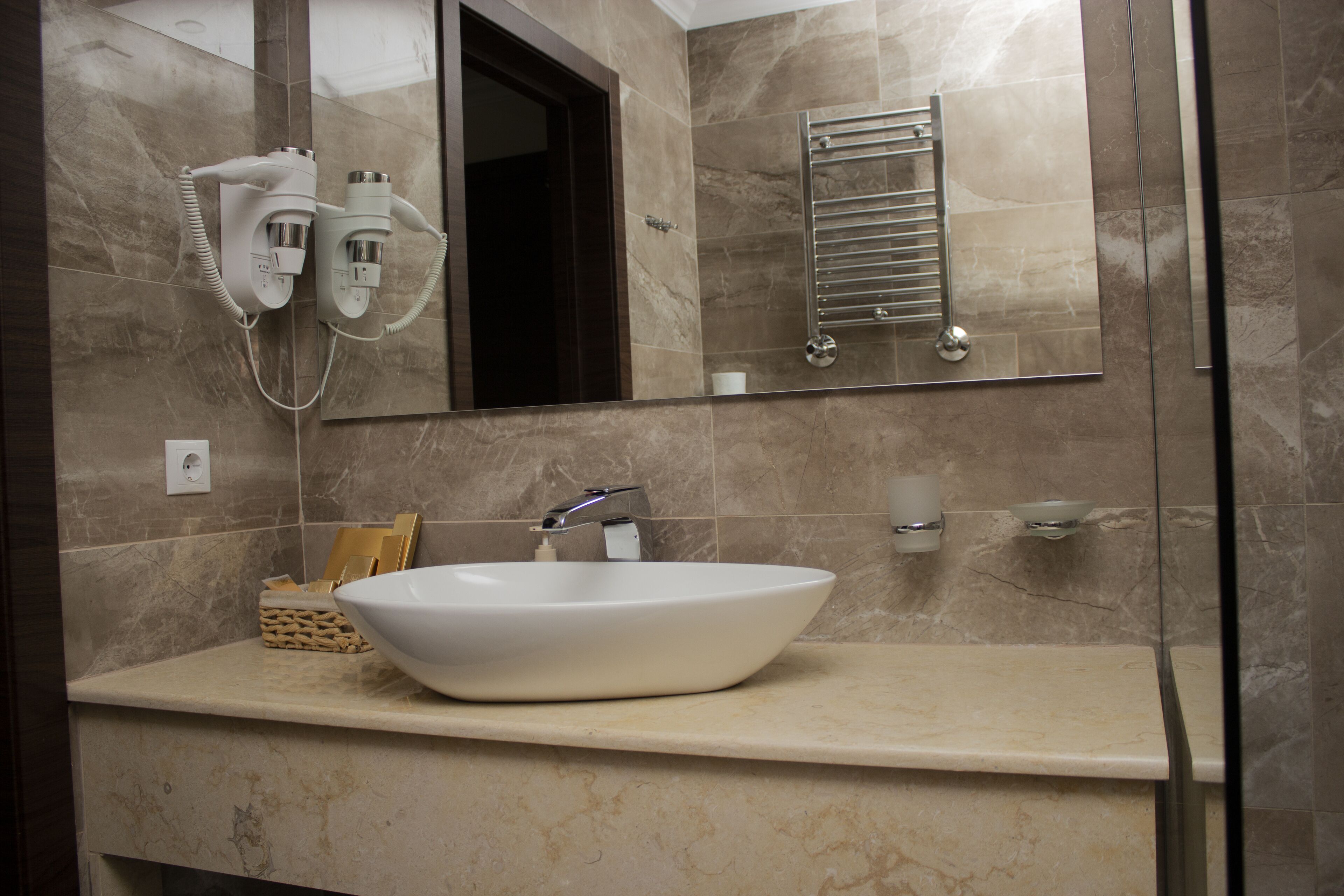 standard twin room | bathroom | free toiletries, hair dryer, bathrobes, slippers