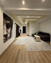 Apartamento familiar | Zona de estar | Una televisión de pantalla plana