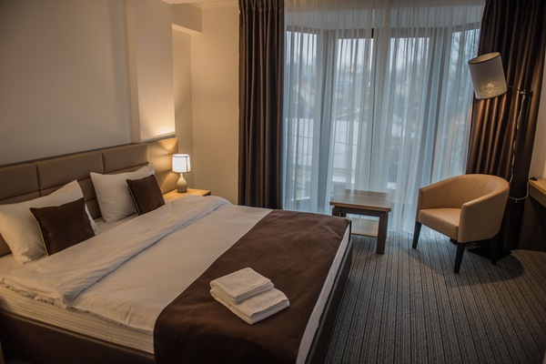 Standard King Room | Minibar, in-room safe, desk, laptop workspace