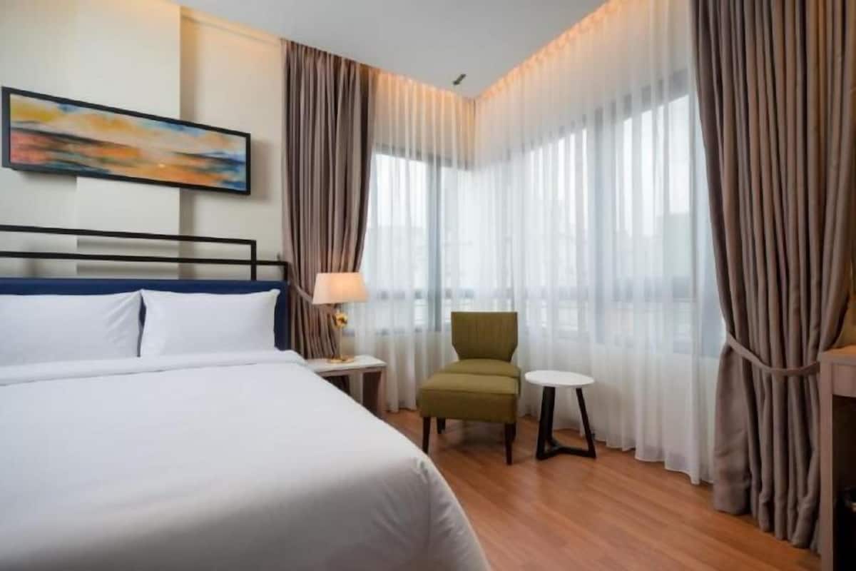 In-room safe, blackout drapes, soundproofing