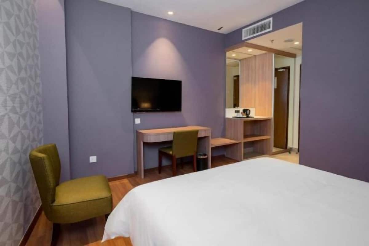 In-room safe, blackout drapes, soundproofing