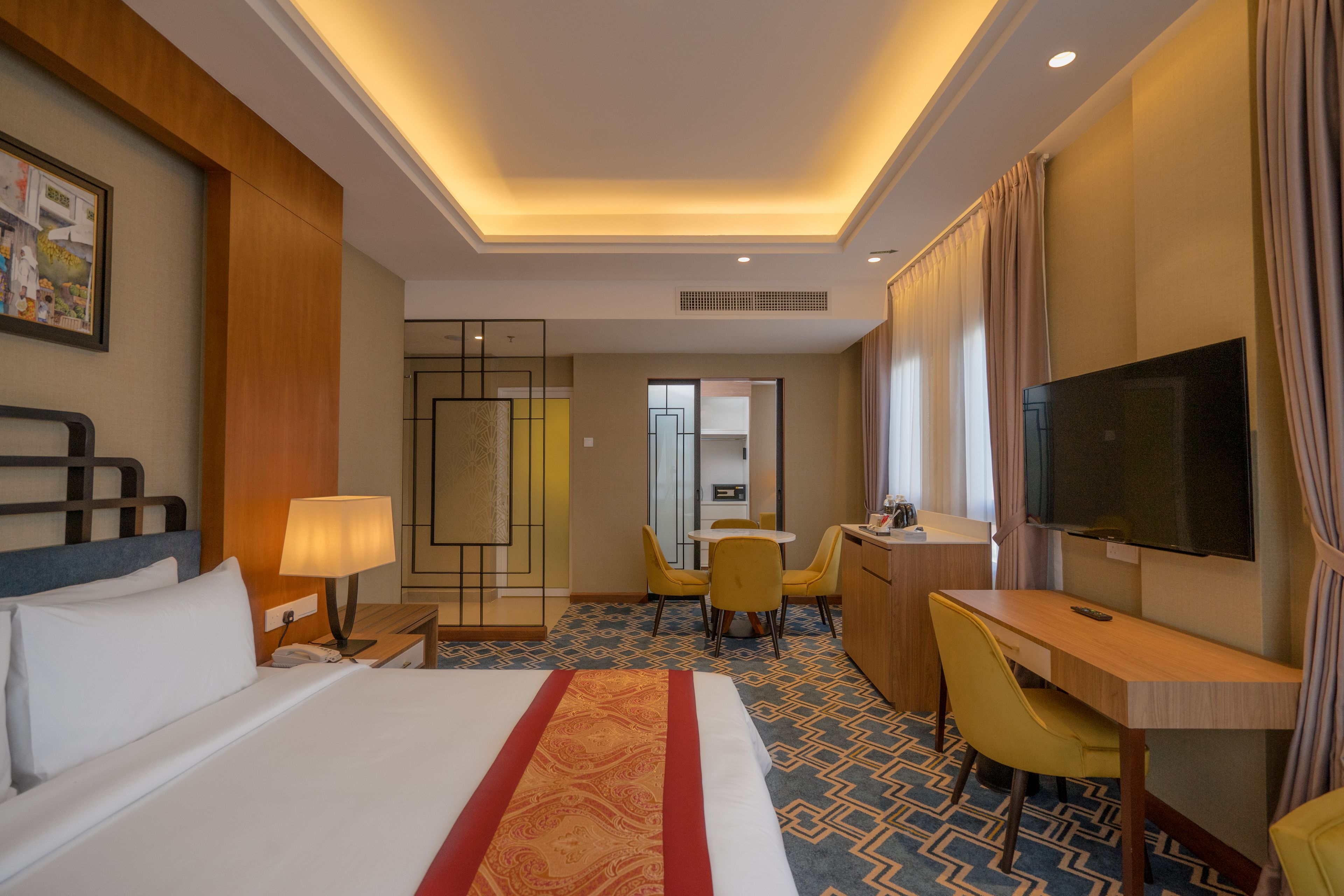 suite, 1 king bed, city view | in-room safe, blackout curtains, soundproofing, iron/ironing board