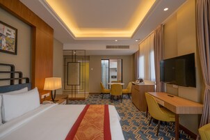 Suite, 1 Tempat Tidur King, pemandangan kota | Brankas, tirai kedap cahaya, kedap suara, dan setrika/meja setrika