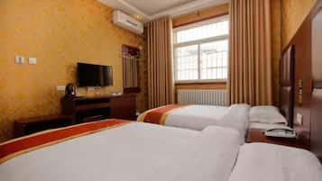 مكتب وستائر تعتيم وواي فاي مجانًا وملاءات أسرّة