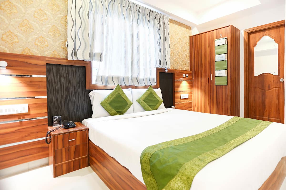 Deluxe Room | Individually furnished, desk, iron/ironing board, rollaway beds
