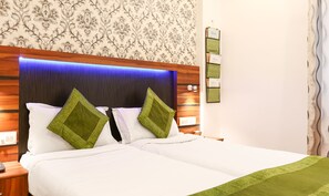 Chambre Standard | Ameublement personnalisé, bureau, fer et planche à repasser