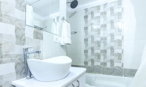 Habitación Deluxe | Baño | Ducha, artículos de higiene personal gratuitos, toallas y jabón