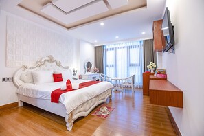 Escritorio, wifi gratis y ropa de cama 