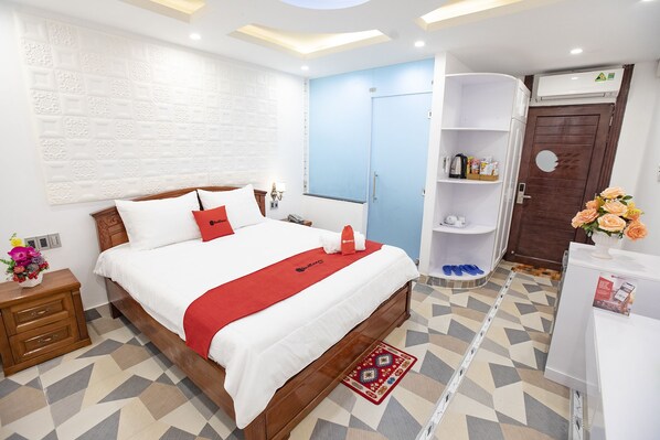 Escritorio, wifi gratis y ropa de cama