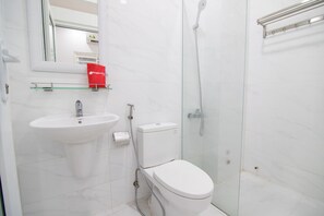Kahden hengen huone | Kylpyhuone | Suihku, ilmaiset hygieniatuotteet, pyyhkeet