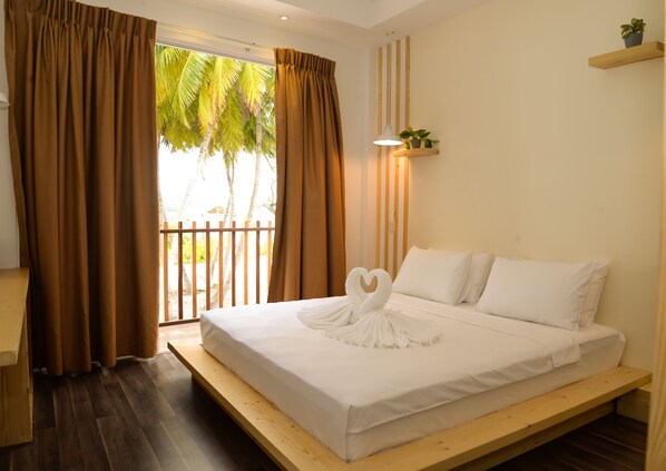 Deluxe Double Room with Balcony and Sea View | 1 bedroom, minibar, in-room safe, desk