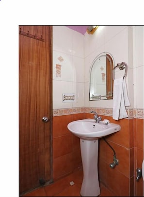 Standard Room | Bathroom