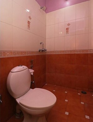 Standard Room | Bathroom | Shower, free toiletries, towels