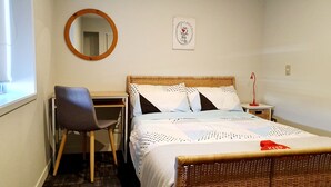 3 bedrooms, desk, iron/ironing board, cots/infant beds - Private 3-Bedroom at CBD Tauranga (Tauranga)