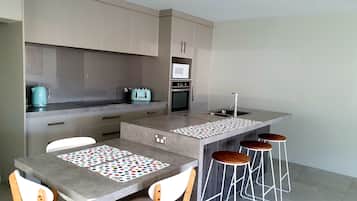 Lò nướng, máy rửa bát, dụng cụ pha cà phê/trà, ấm điện