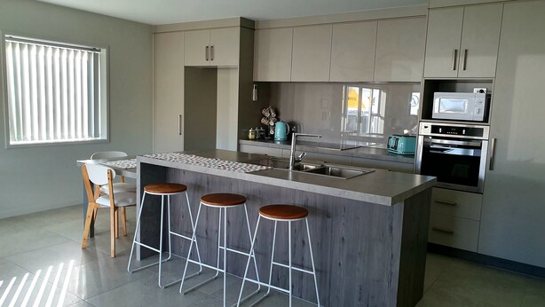 Coffee/tea maker, oven, dishwasher, electric kettle - Private 3-Bedroom at CBD Tauranga (Tauranga)