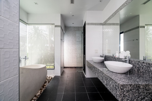 Deluxe Villa | Bathroom | Separate bathtub and shower, deep-soaking bathtub, free toiletries - Diamond Villas BangTao (Choeng Thale)
