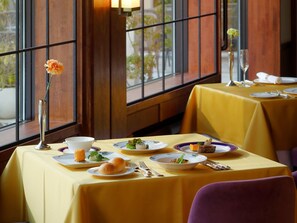 Petit déjeuner, déjeuner et dîner servis sur place