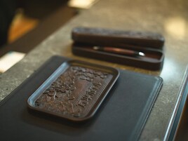 Una billetera con diseños estampados sobre una mesa.
