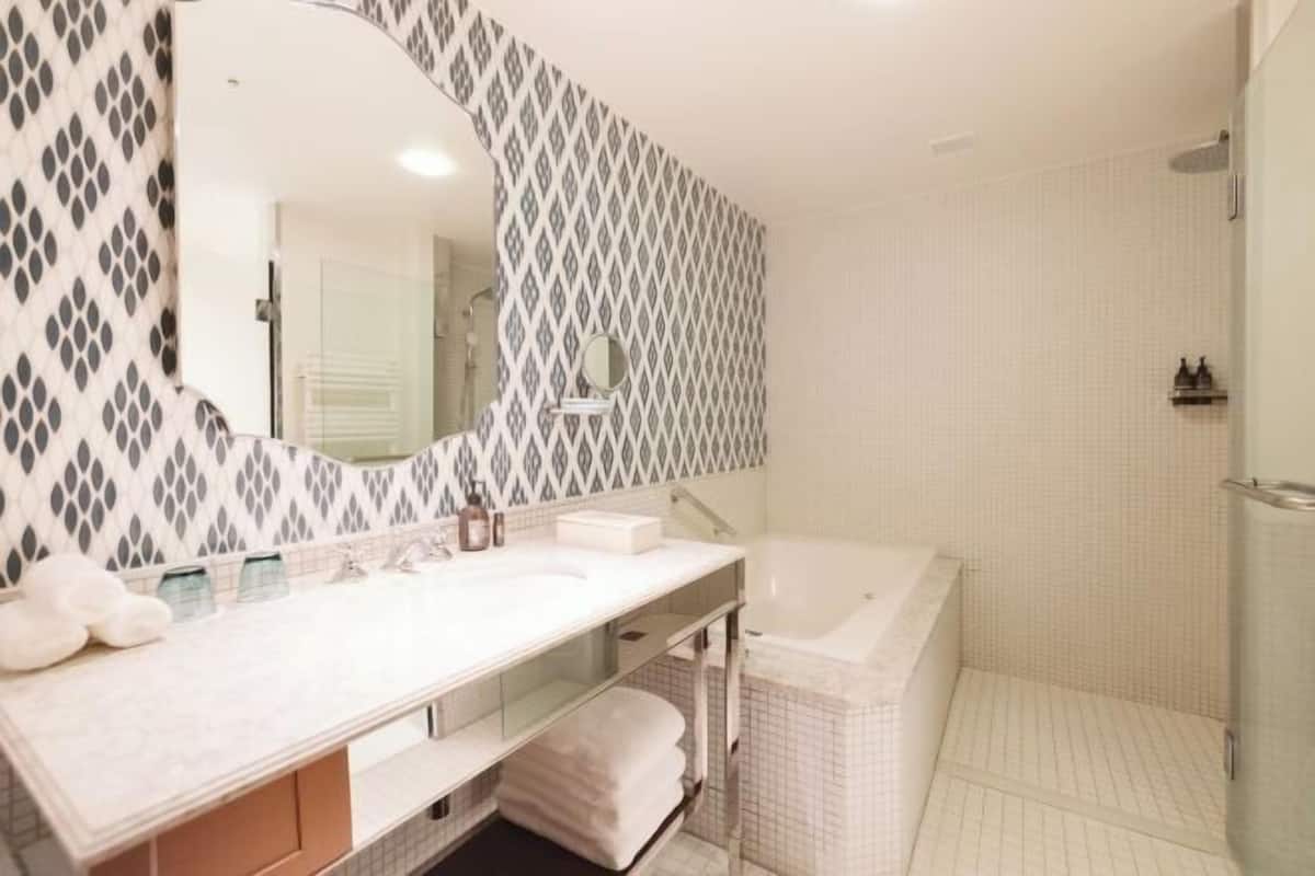 Bathroom | Free toiletries, hair dryer, bathrobes, slippers