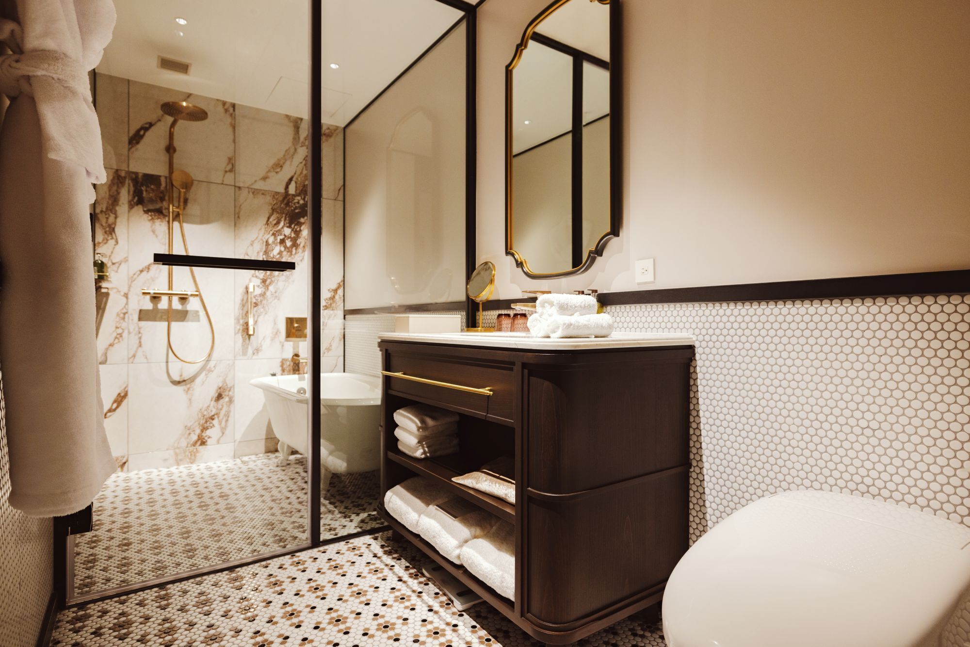 尊贵双床房 | 浴室 | 免费洗浴用品、吹风机、浴袍、拖鞋