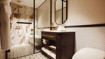 Premier Twin Room | Bathroom | Free toiletries, hair dryer, bathrobes, slippers