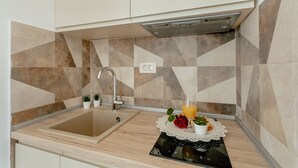 Studio Cao cấp, quang cảnh biển | Bếp nhỏ riêng | Tủ lạnh, bếp nấu, ấm điện, dụng cụ nấu nướng/bát dĩa/dao nĩa 