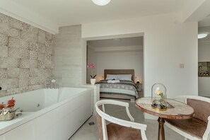 Luxury-Studiosuite, Meerblick | Bügeleisen/Bügelbrett, kostenloses WLAN, Bettwäsche