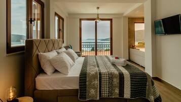 Luxury Studio, Sea View | Iron/ironing board, free WiFi, bed sheets