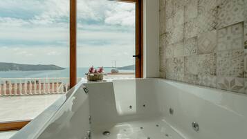 Luxury Studio Suite, Sea View | Jetted bathtub