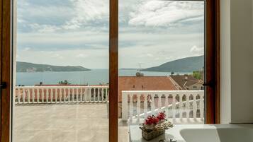 Luxury Studio Suite, Sea View | Terrace/patio