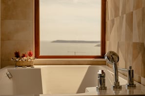 Luxury Studio, Sea View | Jetted bathtub