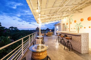 Bar en la azotea, con vista al mar, abre todos los días