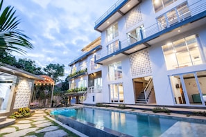 A modern multi-story building with a swimming pool, outdoor staircase, and balconies. - Ohana Pererenan (Pererenan)