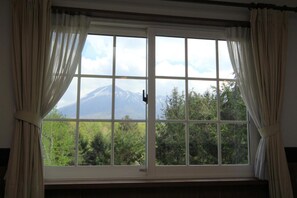 A window with a view of a mountain and trees. - LODGE Clubman (Hachimantai)