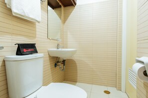 Shower, free toiletries, towels